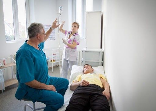 Как убедить зависимого человека лечиться?